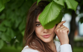Woman tree ring jewelry blurry - her finger and a ring free wallpaper