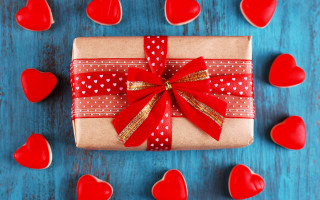 Wrapped present red bow hearts - red heart free wallpaper
