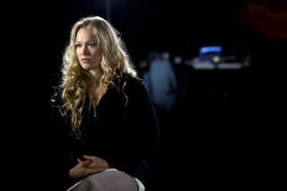 Woman dark hands hips guitar - bettina heinenayech free wallpaper