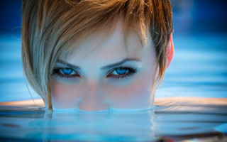 Blue eyes water reflection photorealistic - free 3d render wallpaper