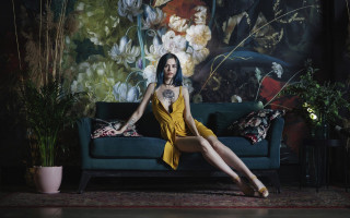 Woman yellow dress couch flower - studio portrait free wallpaper