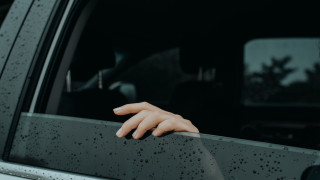 Hand rain drops car window - les automatiste free wallpaper