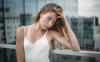 Eszter mattioni portrait building city - free portrait wallpaper for desktop