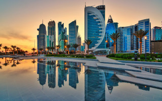 Sunset cityscape pool palm trees - a city skyline free wallpaper