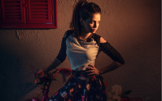 Woman bike red shutter portrait - dark background free wallpaper