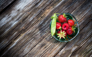 Bowl strawberries starfruit wooden table - a green leafy plant free wallpaper for desktop