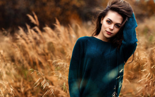 Woman field wind blurry autumn - color field free wallpaper