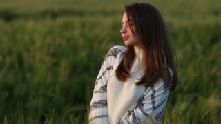 Woman field brownhair portrait outdoors - her pocket free wallpaper for desktop