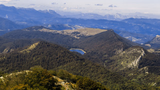 Mountain lake horizon clouds beach - alen divi free wallpaper