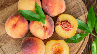 Wooden plate peaches leaves summer - a knife free wallpaper