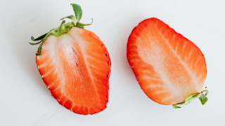 Strawberry halves green leaves gradient - a strawberry free wallpaper