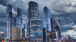 Cityscape night tokyo bridge boats - cyberpunk city free wallpaper for desktop