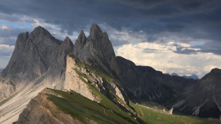 Mountain range green grass clouds - carlo carlone free wallpaper