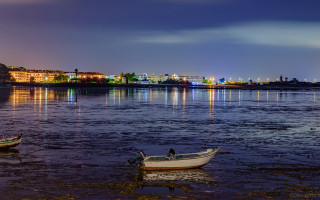 Boat city night water reflection - the water near a shore line free wallpaper