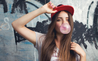 Woman red hat bubble graffiti - a bubble free wallpaper