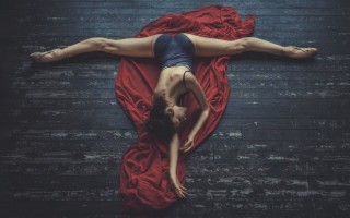 Woman redblanket woodenfloor arabesque galaxy - leg free wallpaper