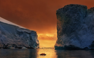Iceberg sunset boat mountain ocean - photograph free wallpaper