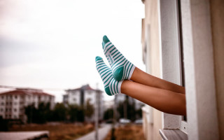 Woman legs striped socks city - she free wallpaper