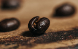 Coffee bean closeup wooden table - cao zhibai free wallpaper for desktop