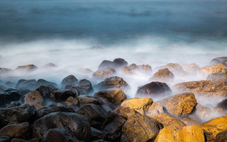 Rocky beach foreground water horizon - the foreground and a body of water free wallpaper for desktop