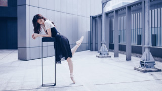 Woman black dress courtyard sculpture - symmetric free wallpaper for desktop