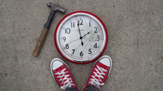 Red clock red shoes hammer - a hammer free wallpaper for desktop