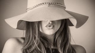 Woman hat chain funny face - a funny face free wallpaper