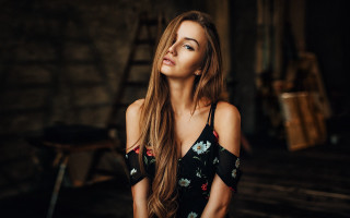 Woman floral dress serious portrait - the side with free wallpaper