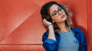 Woman glasses red wall blue - glass free wallpaper for desktop