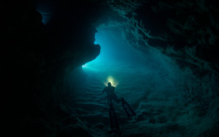 Cave scene light diver depth - sense of depth free wallpaper