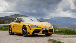 Yellow sports car mountains lake - 4k uhd image free wallpaper