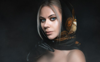 Woman scarf black background snake - a scarf free wallpaper for desktop