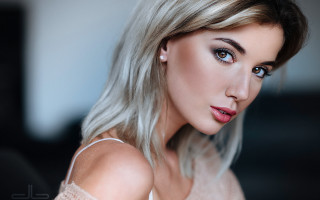 Blonde woman blue eyes portrait 2 - free portrait wallpaper for desktop