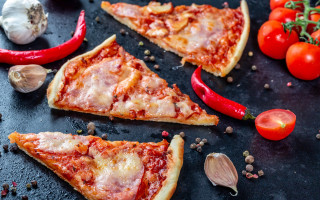 Pizza slices vegetables black surface - bela čikoš sesija free wallpaper