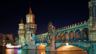 Castle bridge tokyo night hologram - the water below free wallpaper