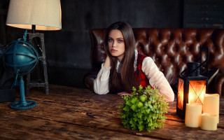 Woman table plant lamp portrait - it next free wallpaper