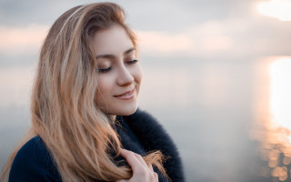 Woman longhair water smiling cellphone - her cell phone free wallpaper