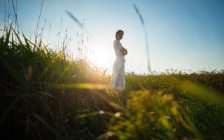 Woman dress field sunshine bokeh - the sun shining behind her free wallpaper