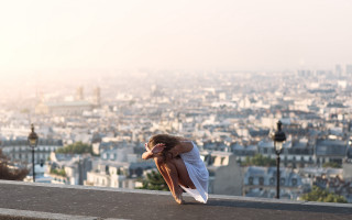 Cityscape woman ledge blurry architecture - a ledge free wallpaper