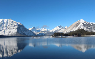 Mountain lake reflection blue sky - a clear blue sky in the background free wallpaper