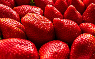 Strawberries pile macro impressionism food - a pile together free wallpaper