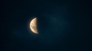 Half moon clouds dark sky - a dark sky free wallpaper