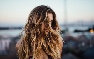 Woman longhair cityskyline sunset bokeh - sunset time free wallpaper for desktop