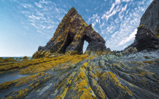 Mossy rock bridge lake sky - wispy free wallpaper