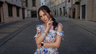 Serious woman street corner portrait - a street corner free wallpaper for desktop