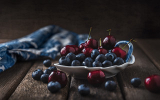 Blueberries cherries stilllife wooden table - a wooden table free wallpaper for desktop