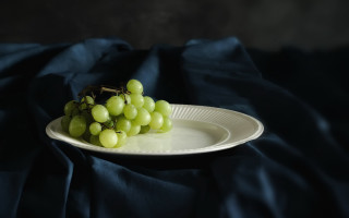 White plate green grapes blue - dirck de bray free wallpaper