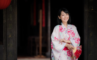 Woman kimono fan smiling doorway - a fan free wallpaper for desktop