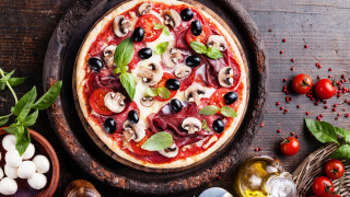 Pizza mushrooms olives tomatoes basil - olive free wallpaper