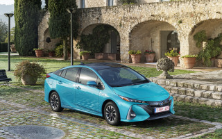 Blue toyota prius stone building - a stone building free wallpaper